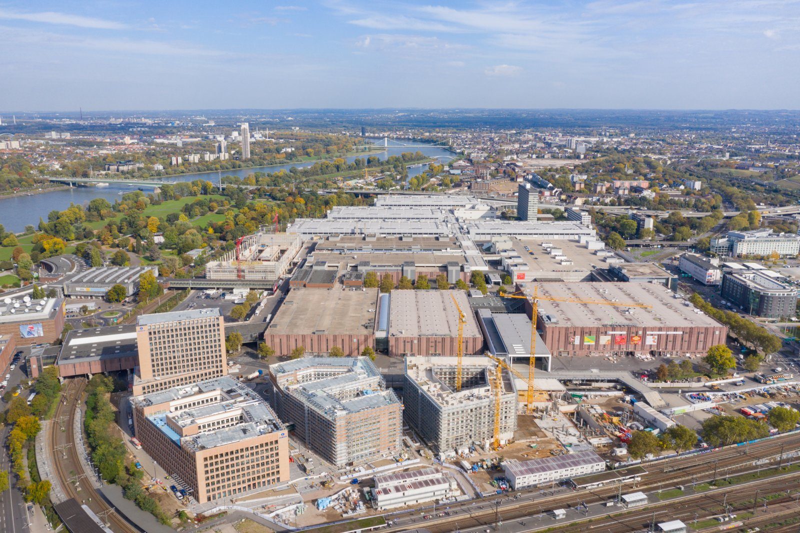 Koelnmesse-Gelände in Köln (Foto: dronepicr, CC BY 2.0, via Wikimedia Commons)